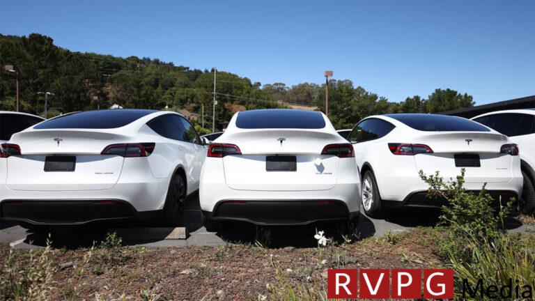 Elon Musk discourages Tesla's charging team after convincing major automakers