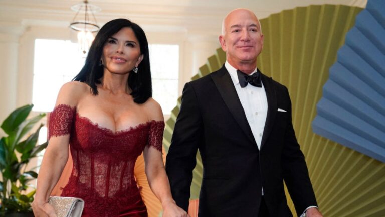Jeff Bezos' fiancée Lauren Sánchez causes a stir at an event at the White House