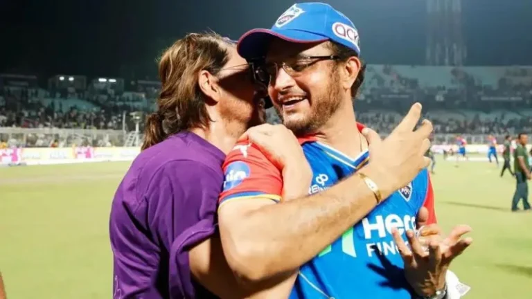Shah Rukh Khan and Sourav Ganguly's 'Hug' enthralls the audience at Eden Gardens