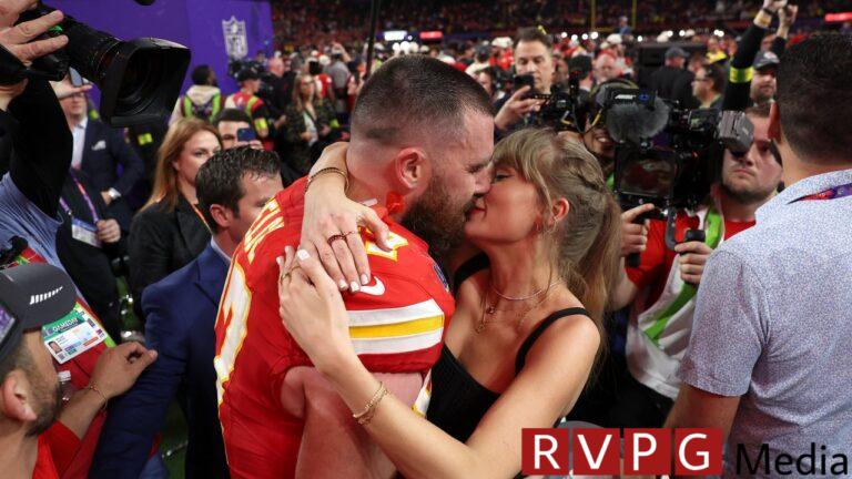 Taylor Swift and Travis Kelce were affectionate all night at a Vegas event