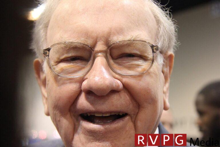 52% of Warren Buffett's $372 billion portfolio is invested in these two great stocks