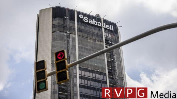 BBVA announces that the Sabadell offer has a competitor valued at 12 billion euros