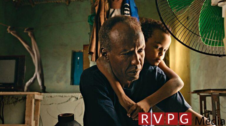 Somali director Mo Harawe talks about the historic Cannes title “The Village Next To Paradise”: “It was the first time on a film set for 70% of the crew”