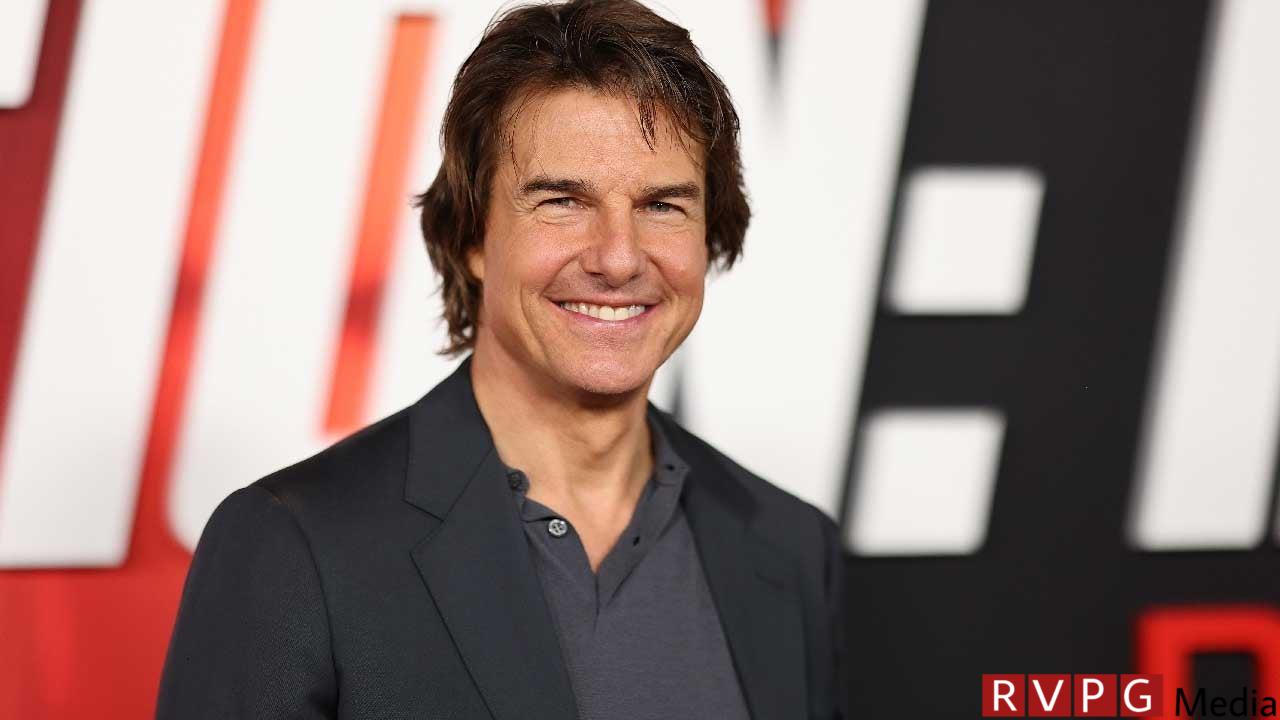 Tom Cruise poses with children Connor and Isabella in a super rare photo