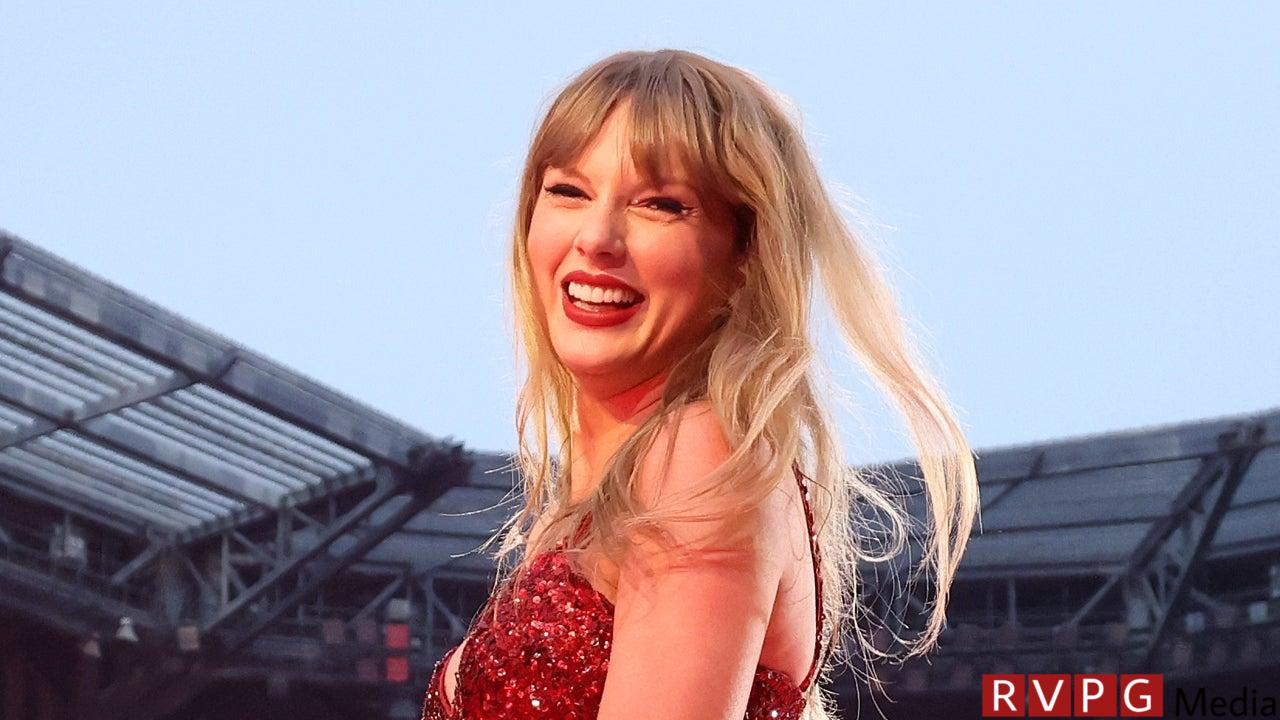 Taylor Swift watches the ring ceremony of Travis Kelce and the Chiefs from England